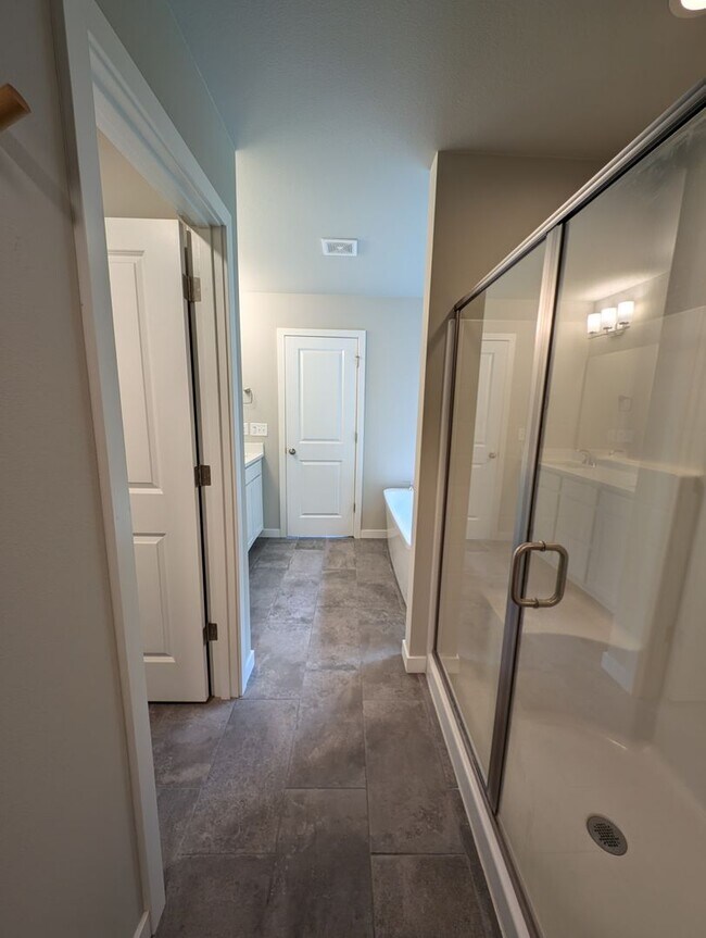 Building Photo - Pristine Bremerton 3 Bedroom Home AVAILABL...
