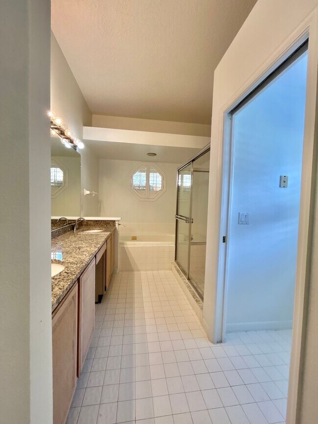 Building Photo - Beautiful Home with Water View in Eastwood!