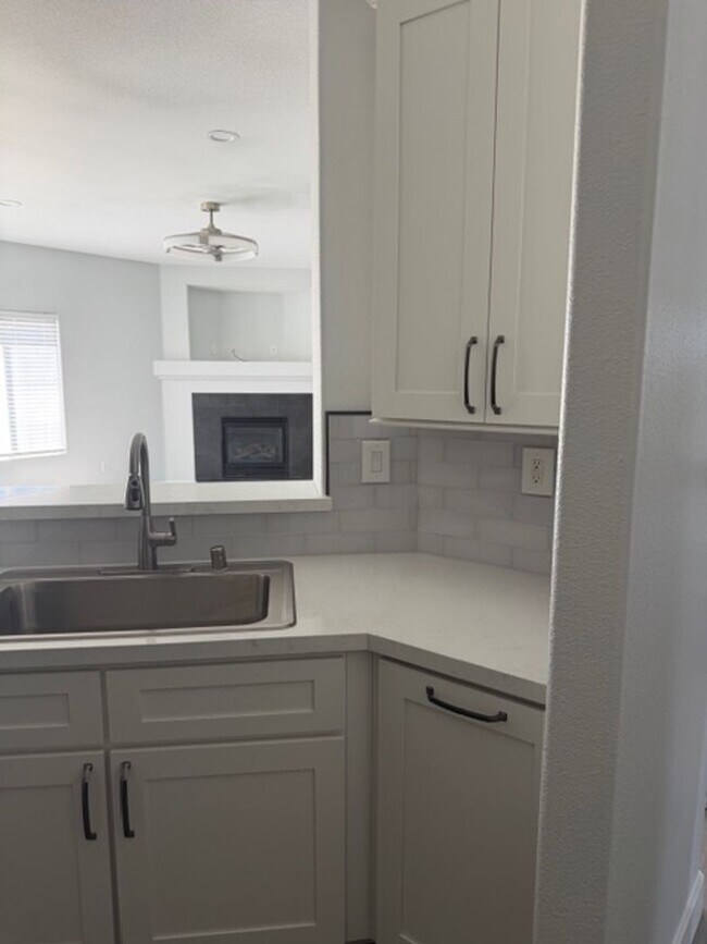 Building Photo - 1071 Village Knoll Dr