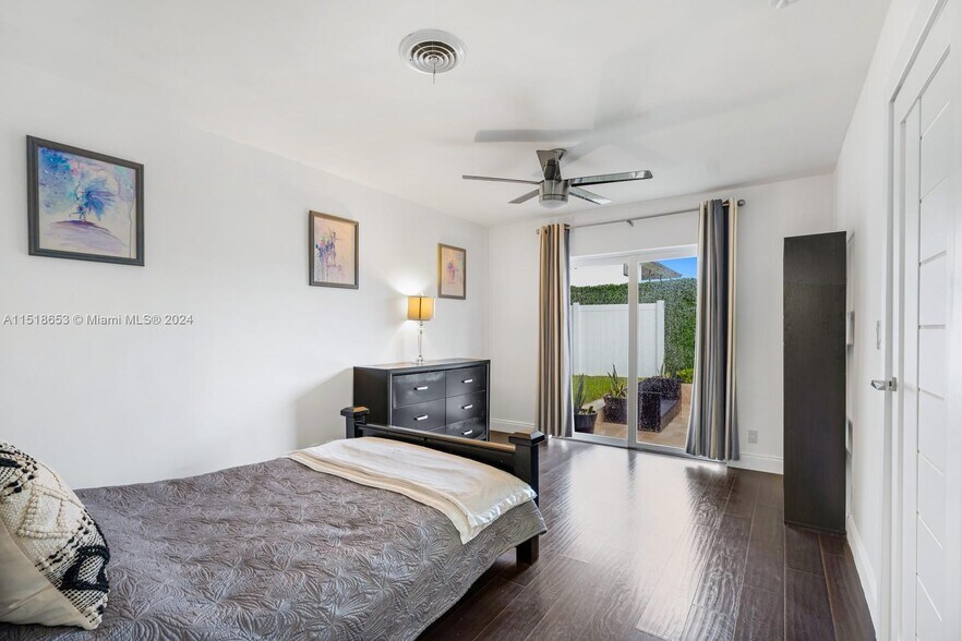 Building Photo - 2830 NE 56th Ct