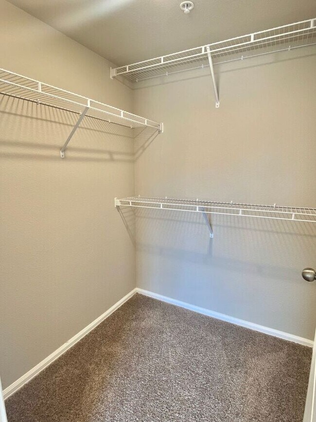 Building Photo - West Greeley Townhome with Garage!
