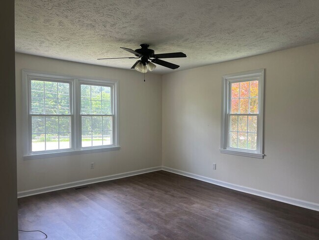 Building Photo - Very Nice 4 bedroom near Tri Cities Airpor...