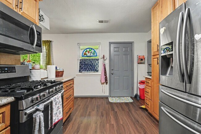 Building Photo - 423 Merriweather St
