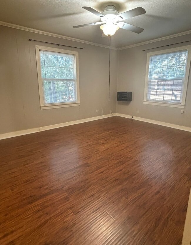 Building Photo - Cute Cottage For Rent!