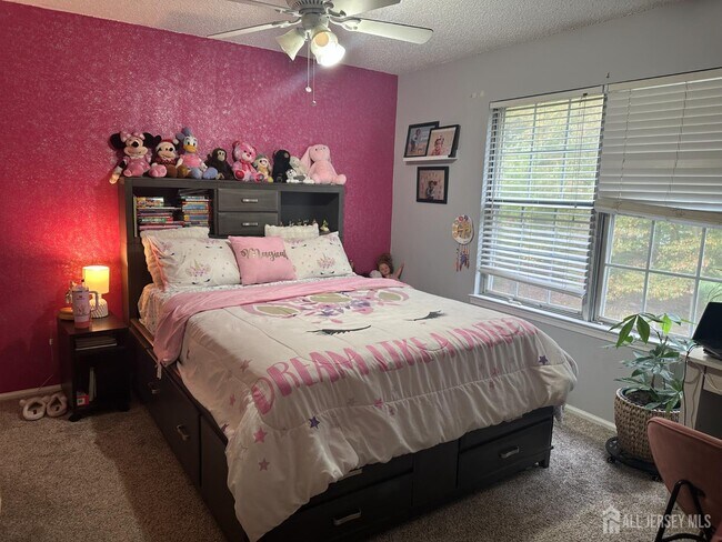 Building Photo - 10 Albury Way