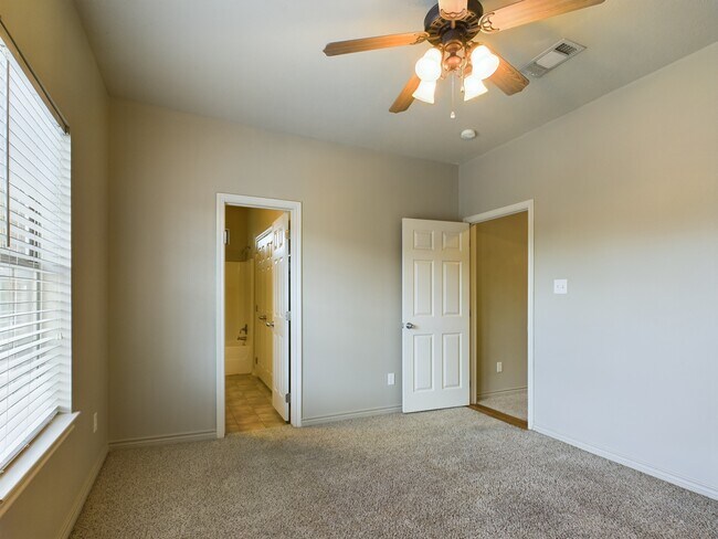 Building Photo - 422 Forest Dr Loop