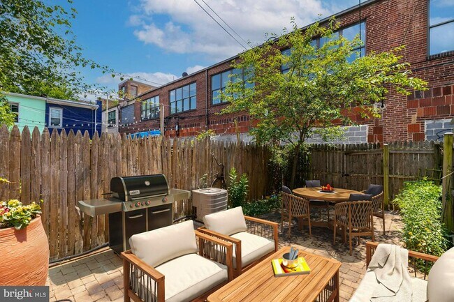 Building Photo - 225 Parker St NE