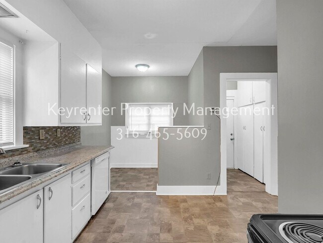 Building Photo - Charming 2 bedroom 1 bath Craftsman Duplex