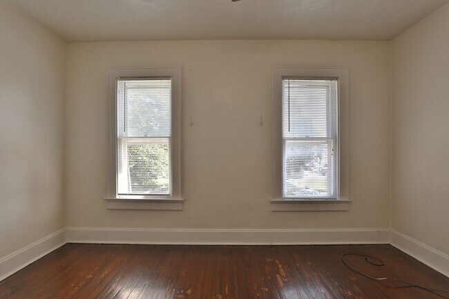 Building Photo - Central Campus - LARGE 4 Bedroom House with off-street parking