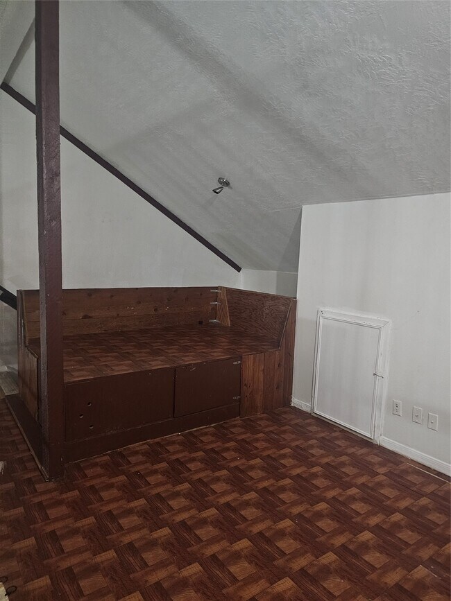 Building Photo - 4011 Alshire Dr