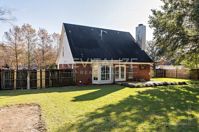 Building Photo - Creole Style 3 Bed 2.5 Bath Home on Oversized Lot