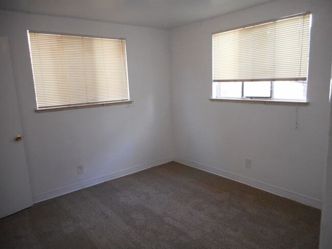 Building Photo - Cozy 2 Bed, 1 Bath just one block off Broadway