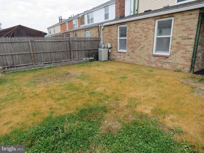 Building Photo - 6240 Patrick Henry Ct