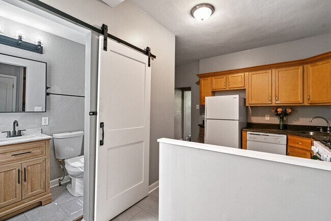 Building Photo - 3 Bedroom House in Southside - Off Street Parking and Central Air