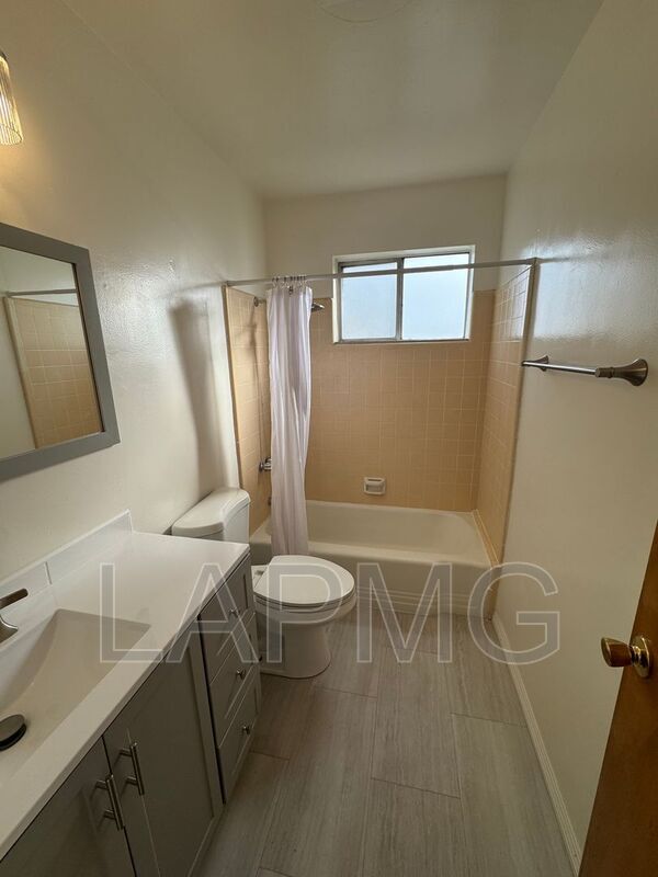 Building Photo - 624 W Riggin St