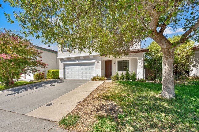 Building Photo - Spacious 4-Bedroom Home, Beautifully Maint...