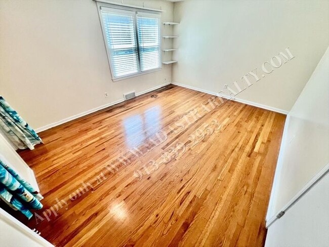 Building Photo - Lovely Home In Nall Hills-Available NOW!