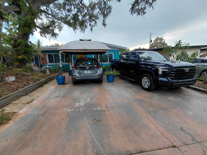 Private Parking space - 5720 24th St W