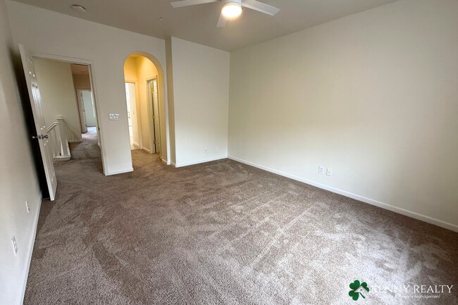 Building Photo - Townhome in the Peninsula's Most Walkable Neighborhood