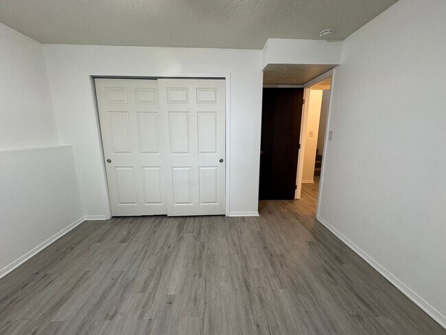 Building Photo - Updated **2 Bedroom | 1.5 Bath | 1-Car Garage Townhome**