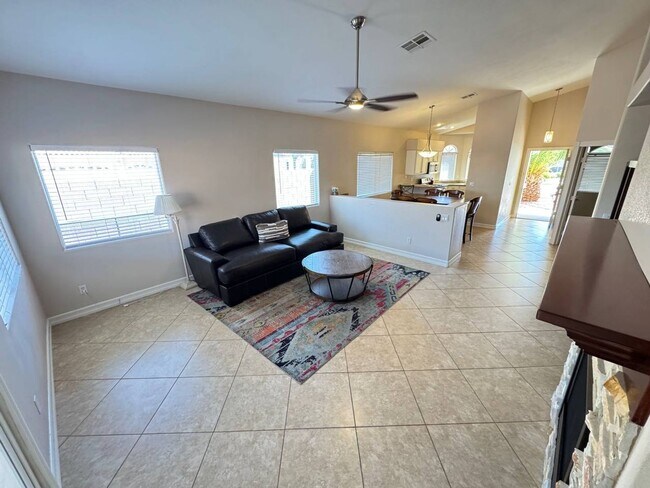 Building Photo - FURNISHED/UNFURNISHED IMMACULATE & IMMEDIATE OCCUPANCY 3BEDROOM GREEN VALLEY BEAUTY!