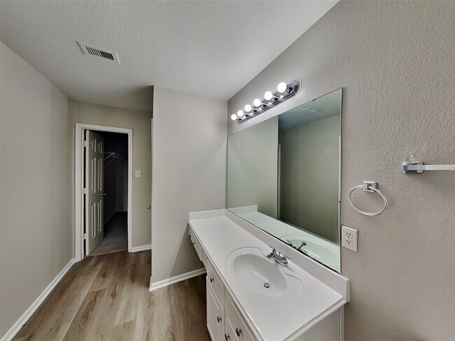 Building Photo - 7711 Cypress Edge Dr