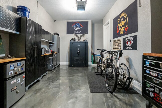 Building Photo - 8950 Lakeview Pl