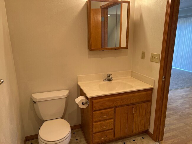 Building Photo - 732 Meadow Park Dr