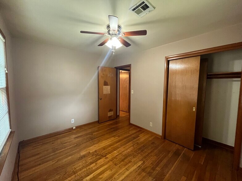 Building Photo - 511 Fleetwood Dr