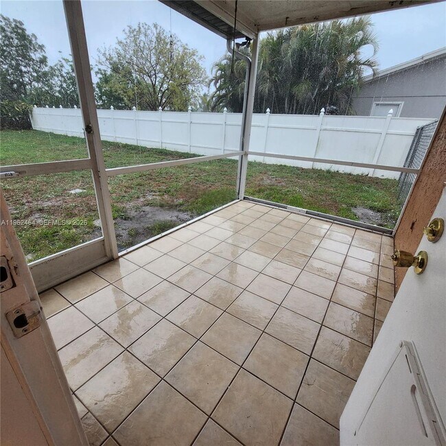 Building Photo - 613 SW Sandbar Terrace