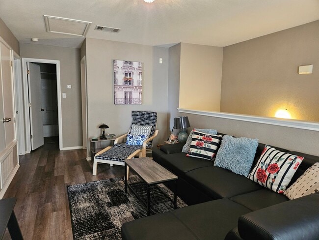 Building Photo - Furnished 4-Bedroom Home in Buda – Price J...