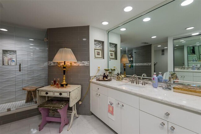 Building Photo - 5700 Mariner St