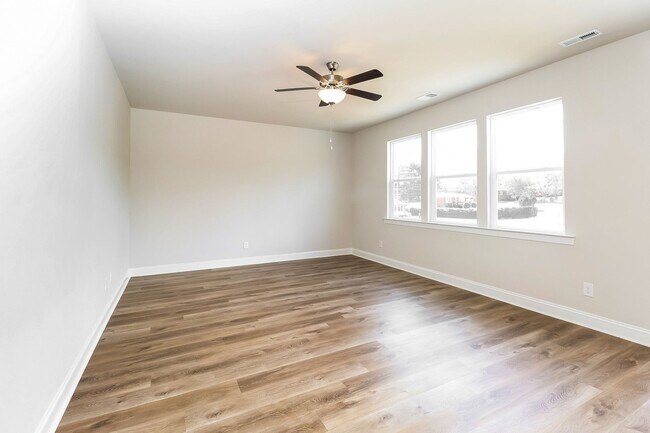 Building Photo - Beautiful 4BR 2.5BA Home w/ Full Appliance Kitchen • Garage Parking •