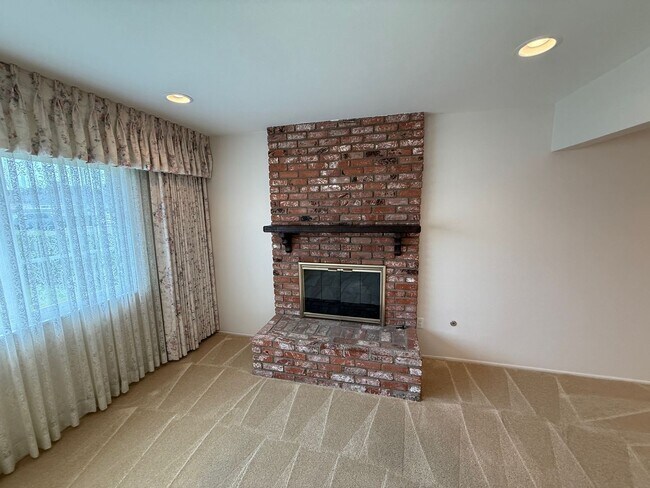 Building Photo - Charming 3-Bed, 2-Bath Home in Quiet Port Hueneme Neighborhood