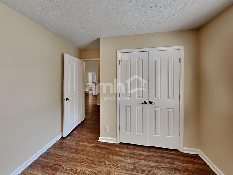 Building Photo - 3050 Weybridge Dr