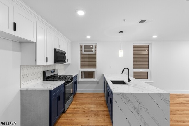 Building Photo - 37 S 7th St