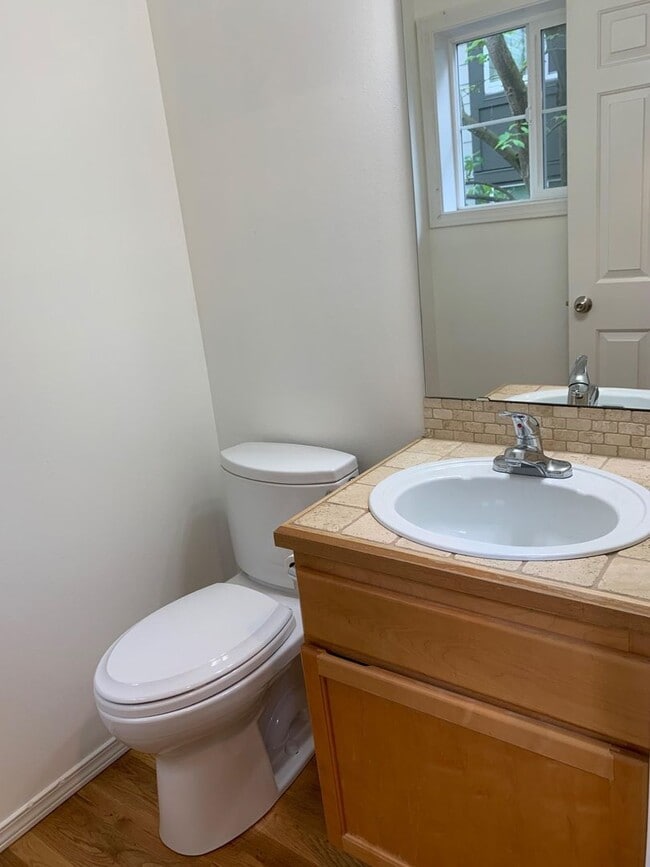 Building Photo - In the heart of Green Lake 3 bed 2.5 bath townhome for rent