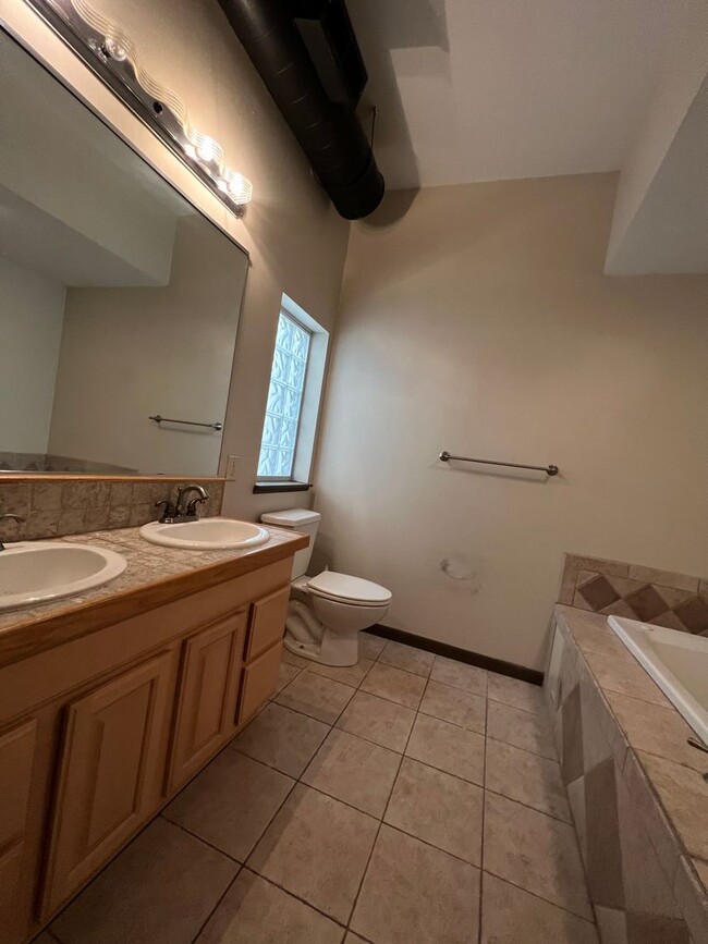 Building Photo - Executive DOWNTOWN Loft -- 1 bed, 1.5 bath...