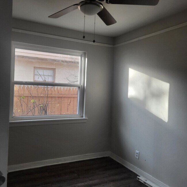 Building Photo - 2306 SW 8th Ave