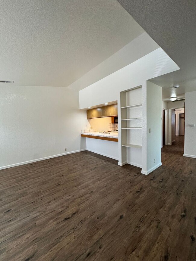 Building Photo - 3230