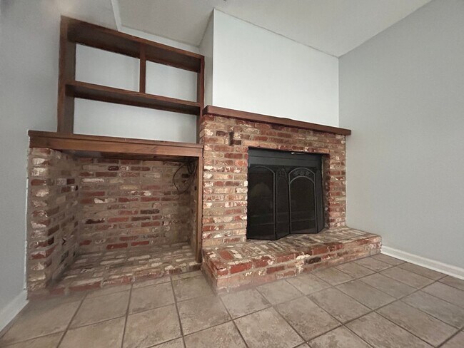 Building Photo - Spacious 3 bed 5 bath condo located in the...