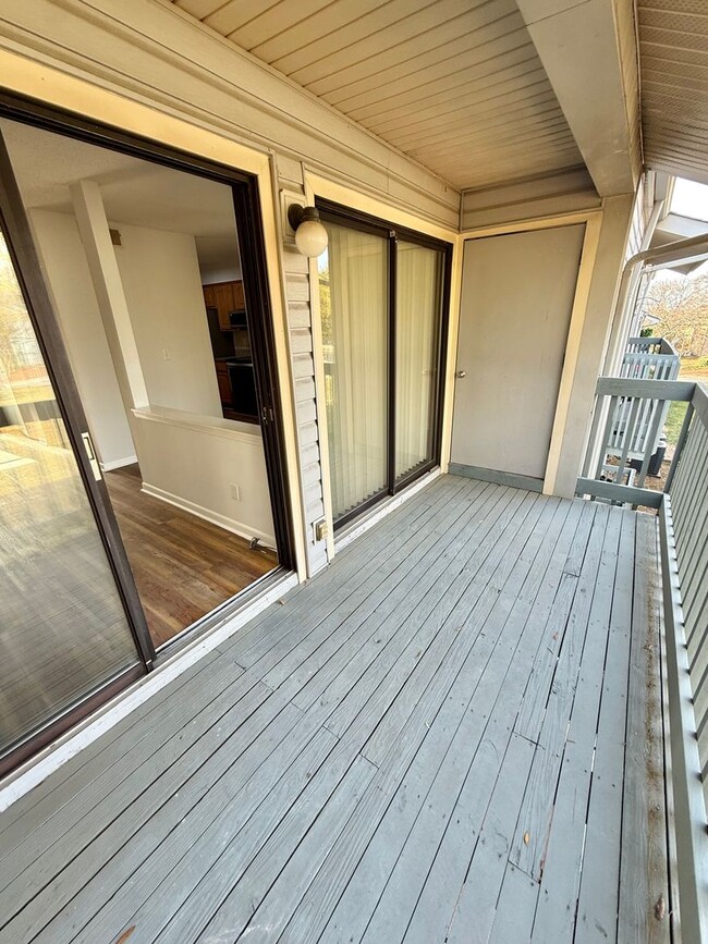 Building Photo - ONE MONTH RENT FREE Fully Renovated 2 Bed, 2 Bath Condo in South Charlotte