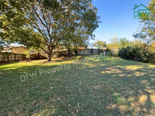 Building Photo - Spacious 3-Bedroom Home for Lease with Large Fenced Backyard in Quiet Benbrook Neighborhood