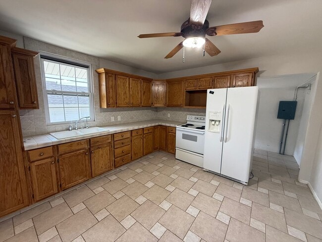 Building Photo - Three bedrooms, one bathroom, pet friendly, one car detached garage!