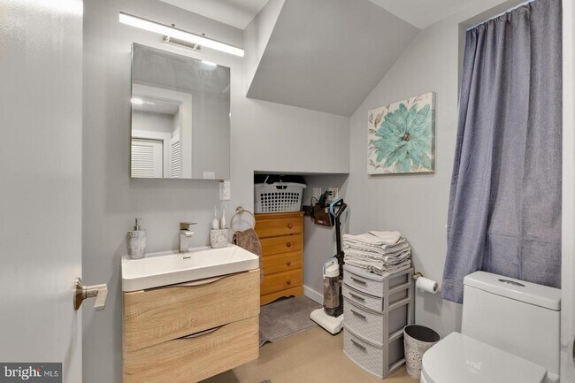 Building Photo - 1142 Crease St