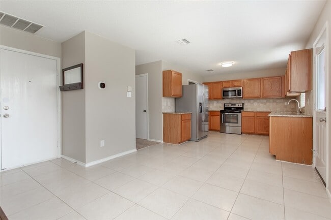 Building Photo - 2700 Peach Dr