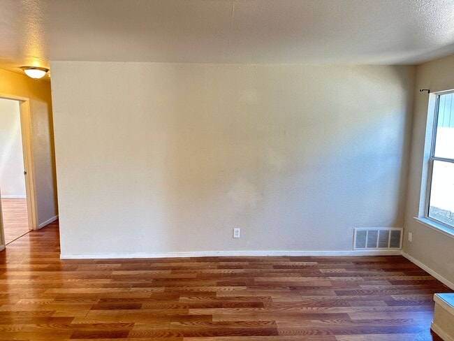 Building Photo - Nice & Quiet single family home in the cen...