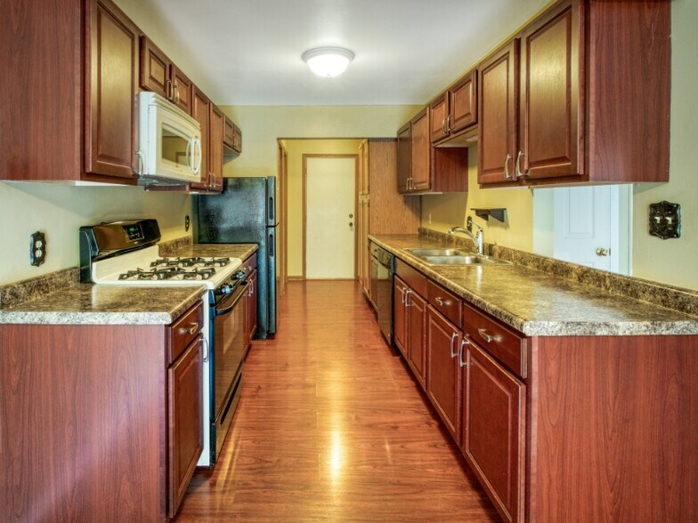 Building Photo - 1514 Peachtree Ln