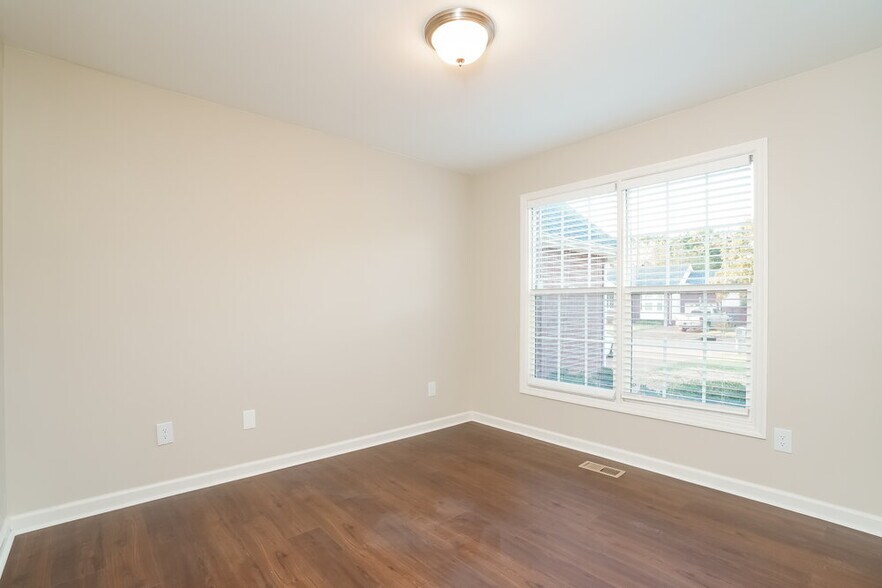 Building Photo - 649 Kingsway Dr