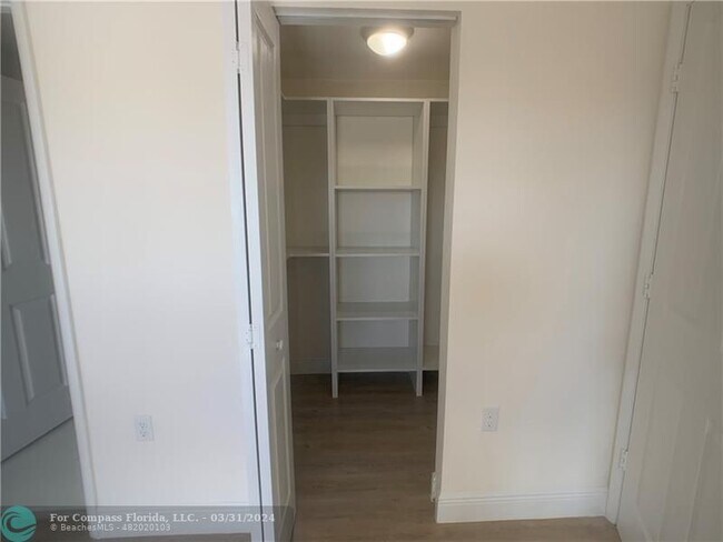 Building Photo - 987 SW 37th Ave